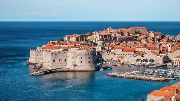 Que doit faire un touriste en vacances à Dubrovnik pour connaître cette ville ?